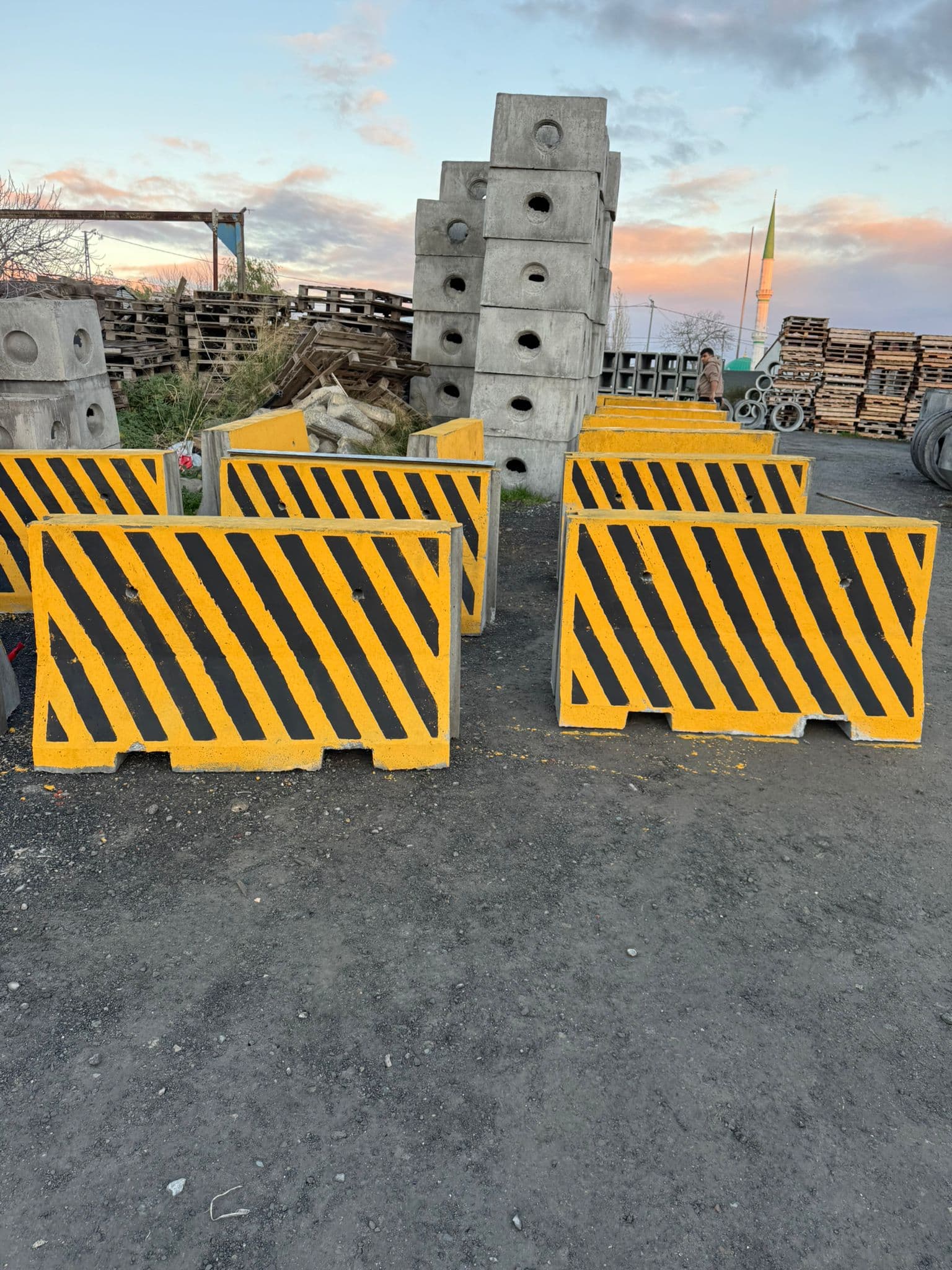 beton bariyer sarı siyah boyalı